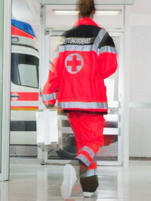 Anafylaxi: medicinsk personal går in i akutrummet